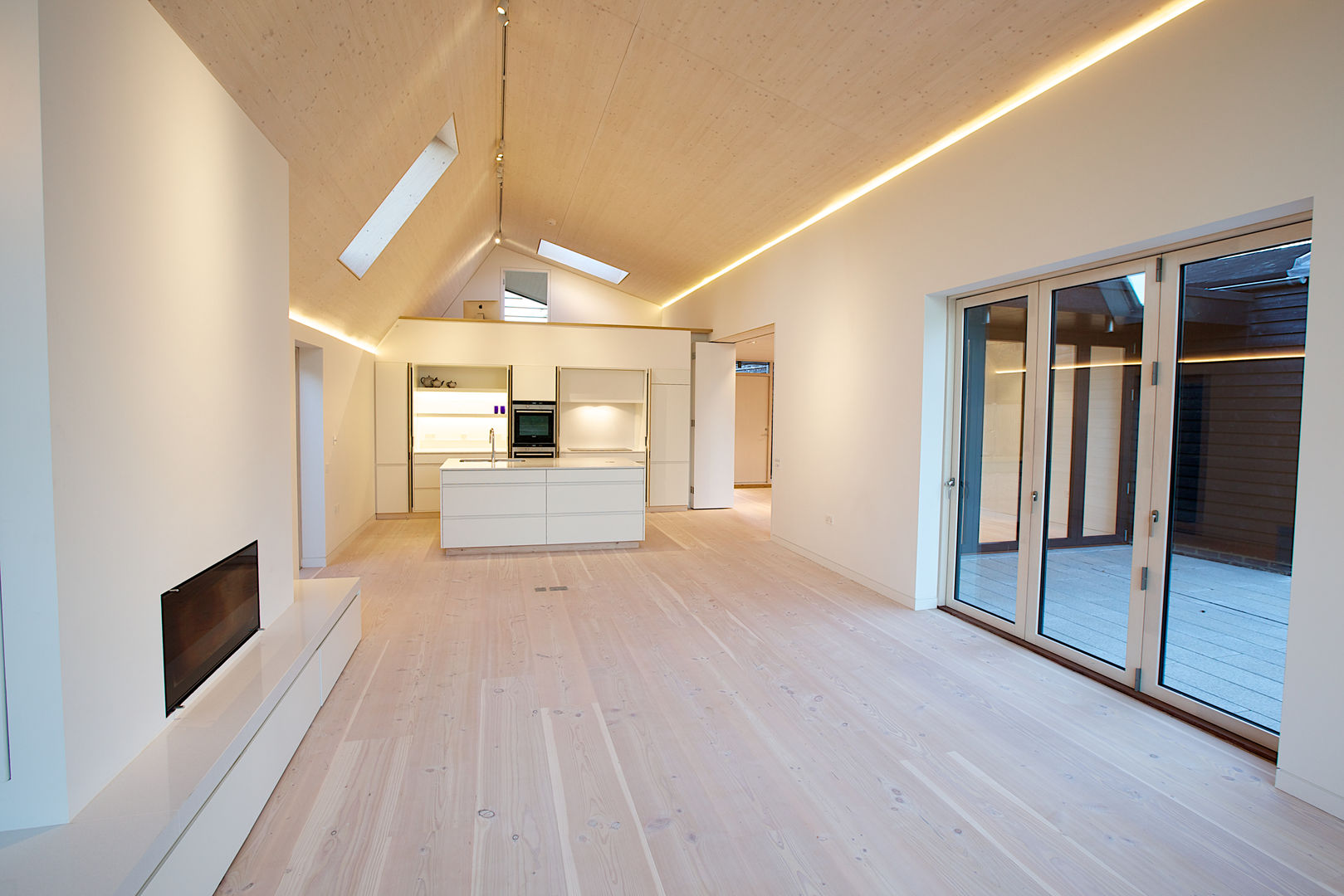 ​The open plan kitchen and living room at the Bourne Lane Eco House. Nash Baker Architects Ltd Salas de estilo moderno