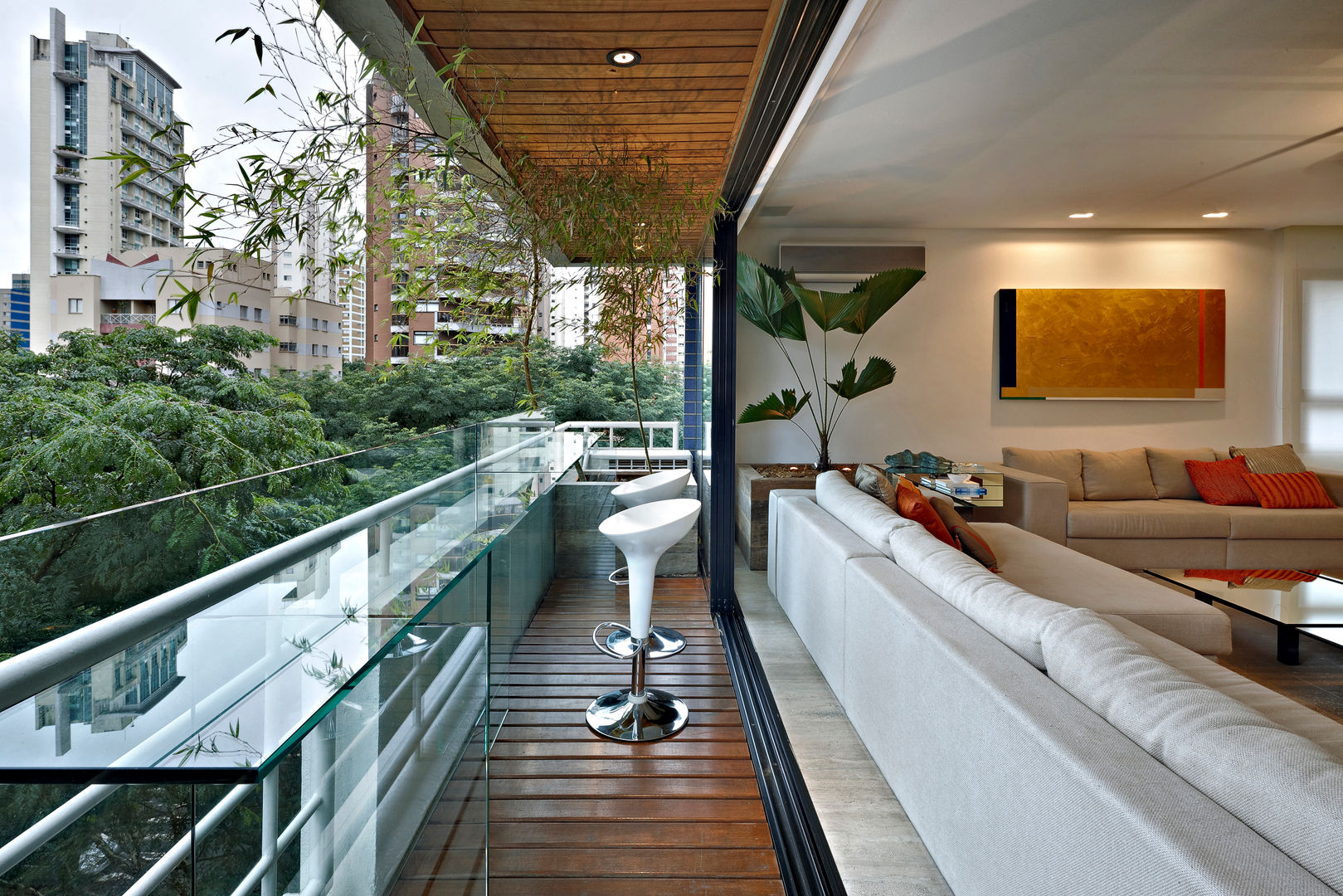 Apartamento Moema, Luciana Savassi Guimarães arquitetura&interiores Luciana Savassi Guimarães arquitetura&interiores Modern style balcony, porch & terrace Glass