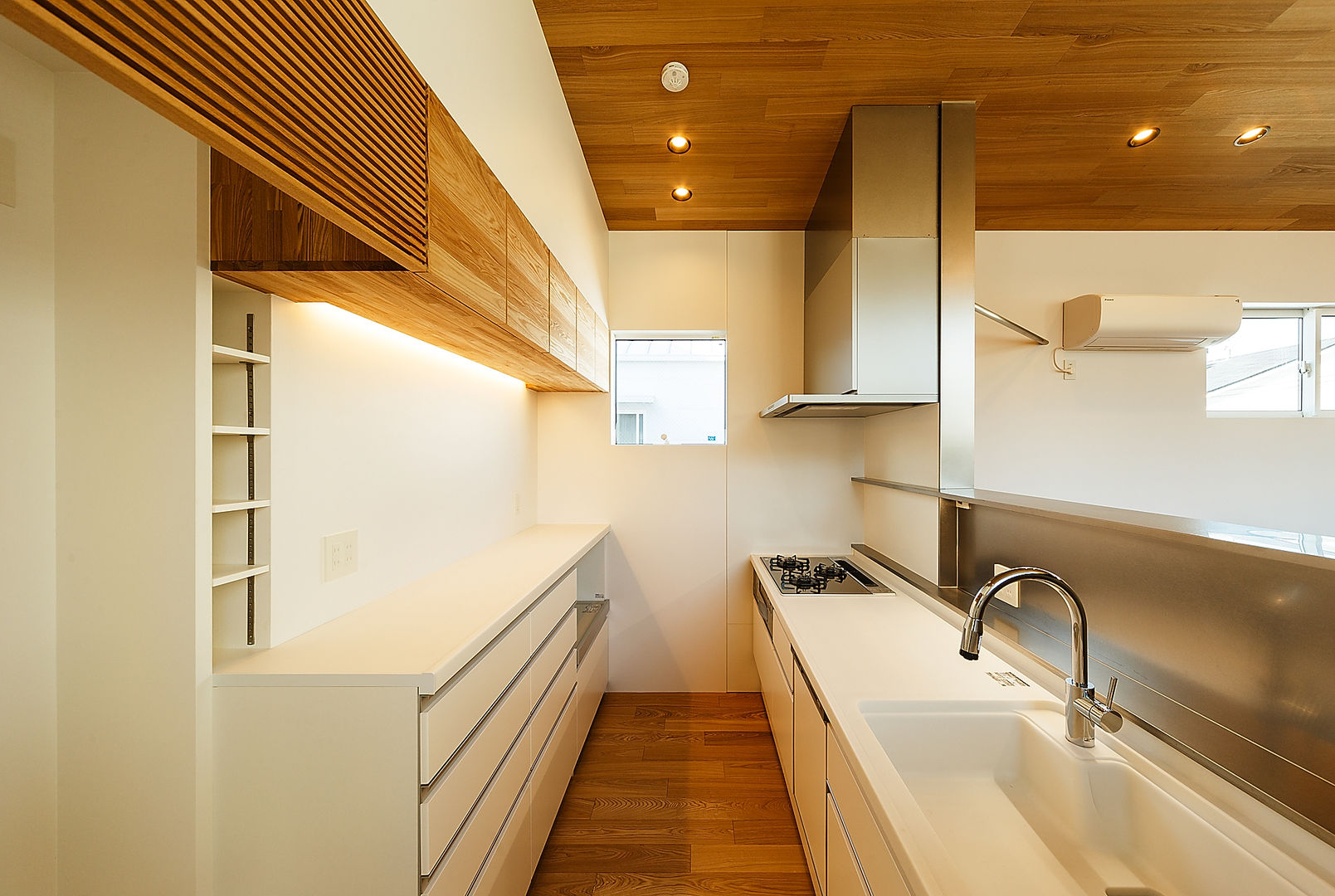 haus-note 一級建築士事務所haus 北欧デザインの キッチン プラスティック