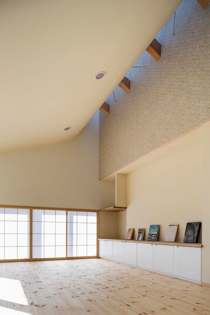 光カーテンのある家, スズケン一級建築士事務所/Suzuken Architectural Design Office スズケン一級建築士事務所/Suzuken Architectural Design Office Salas de estar modernas Azulejo