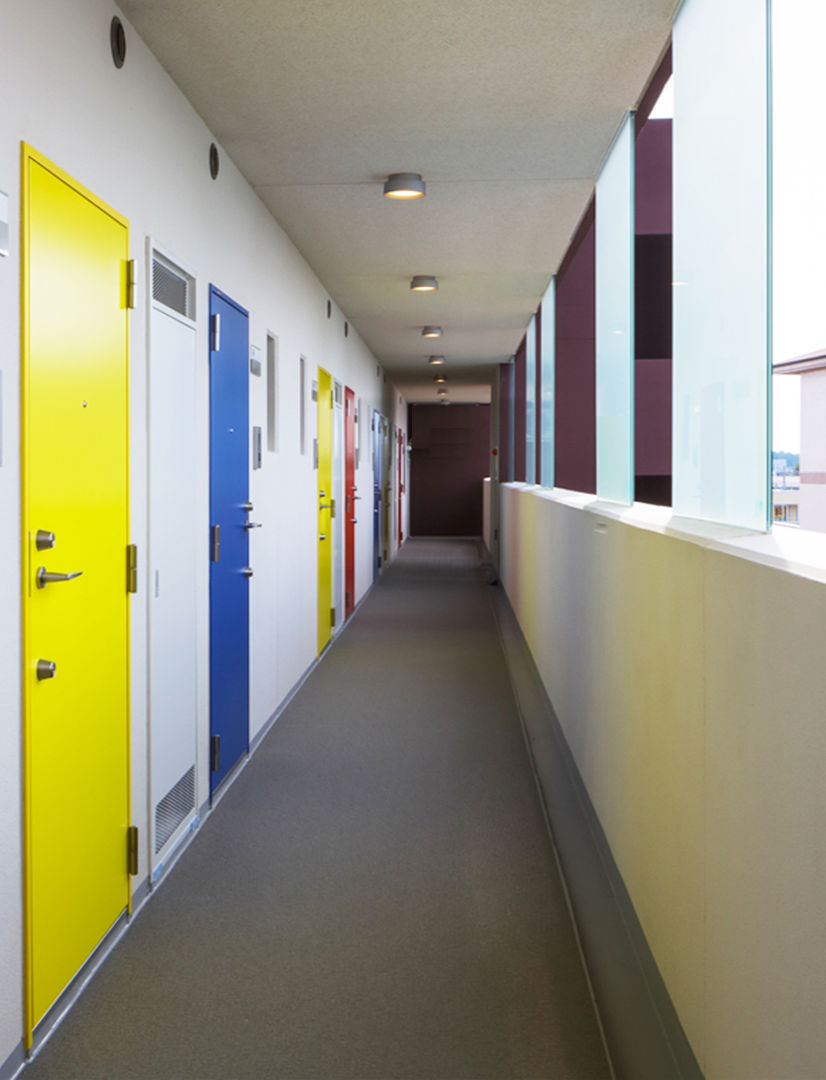 通り抜け通路のある建物, ユミラ建築設計室 ユミラ建築設計室 Modern Corridor, Hallway and Staircase