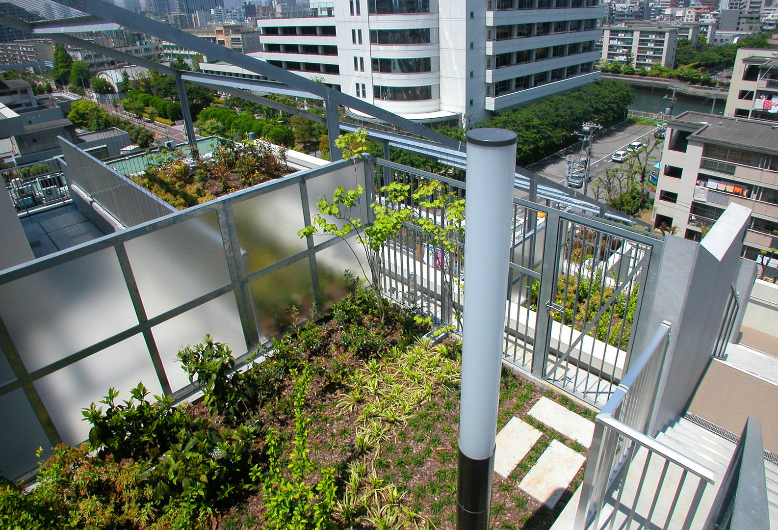 緑の環境の集合住宅2, ユミラ建築設計室 ユミラ建築設計室 Balcones y terrazas de estilo moderno