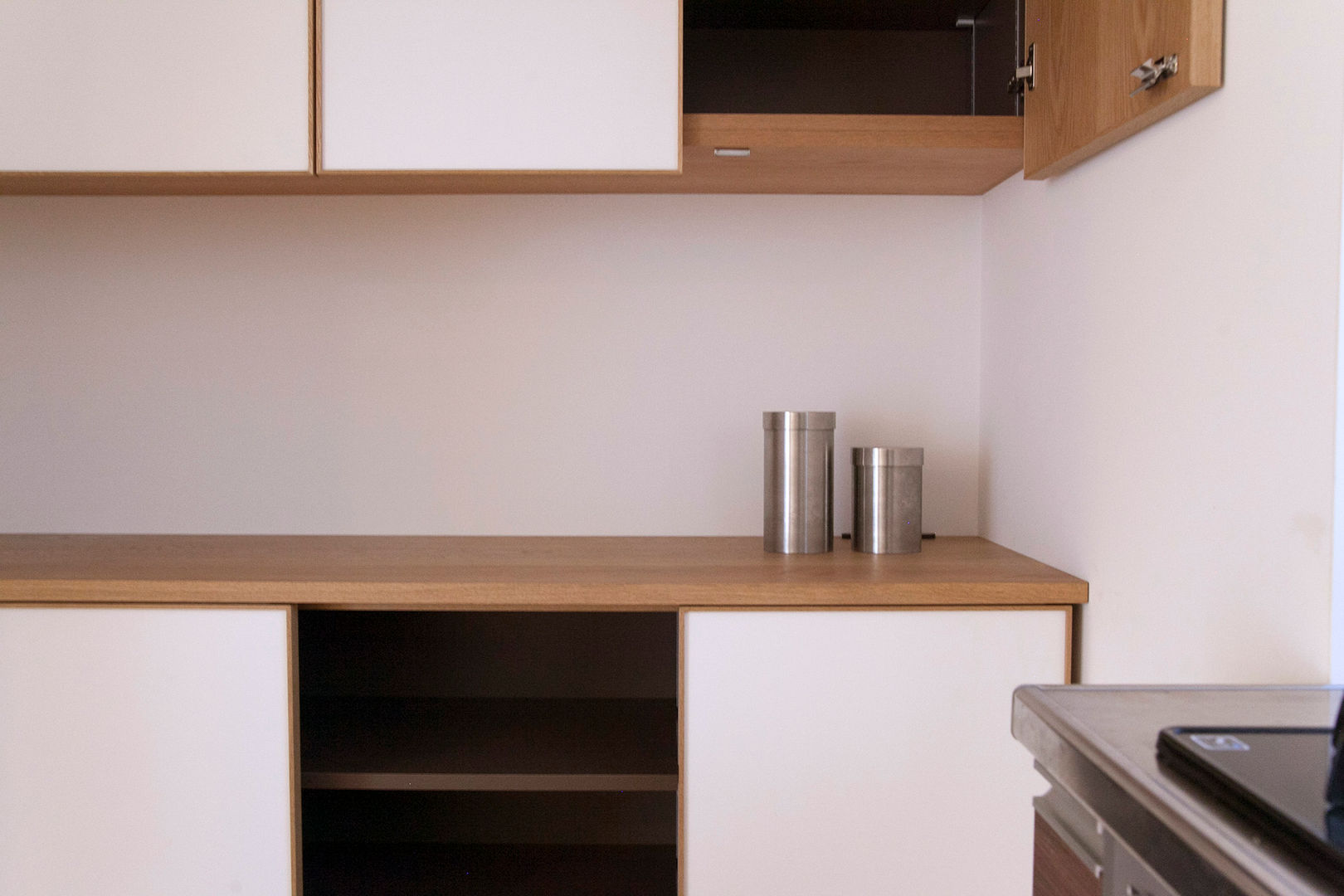 個人宅カップボード, 村松英和デザイン 村松英和デザイン Eclectic style kitchen Cabinets & shelves