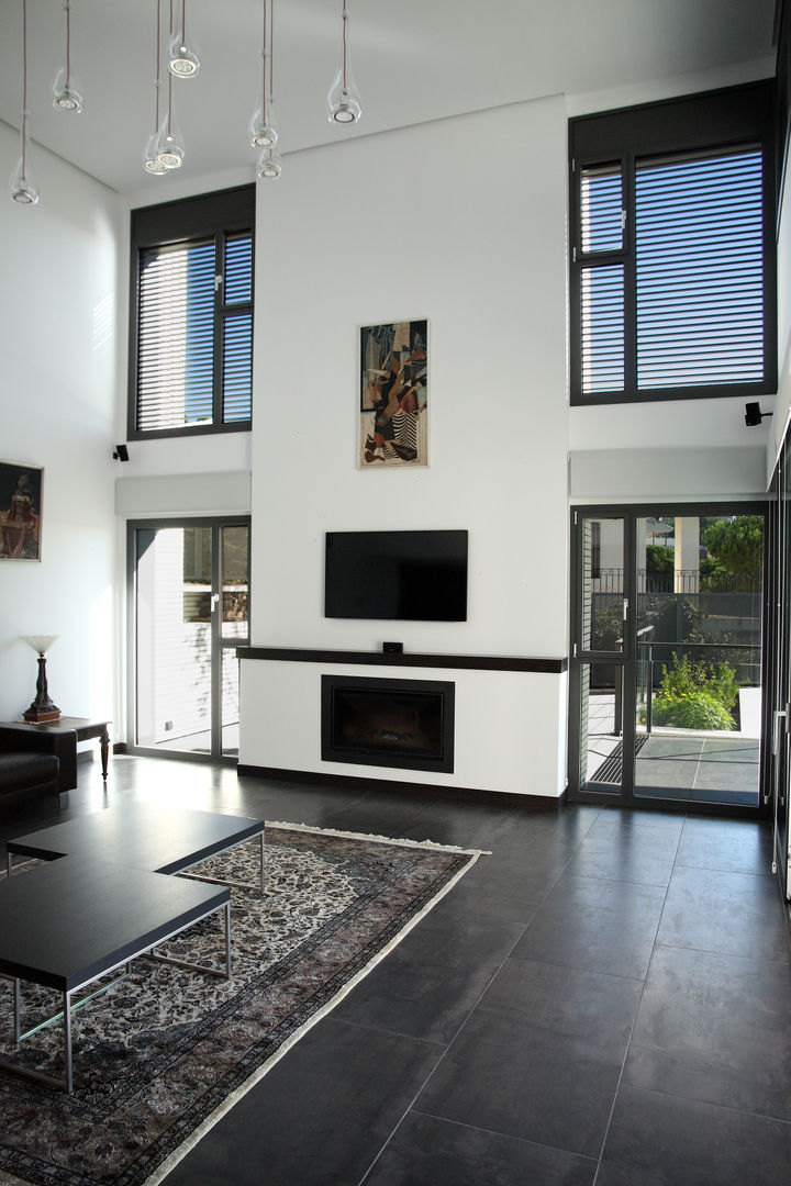 DO Alella House, EAIM Estudio de Arquitectura e Ingenieria Mirtolini EAIM Estudio de Arquitectura e Ingenieria Mirtolini Modern living room