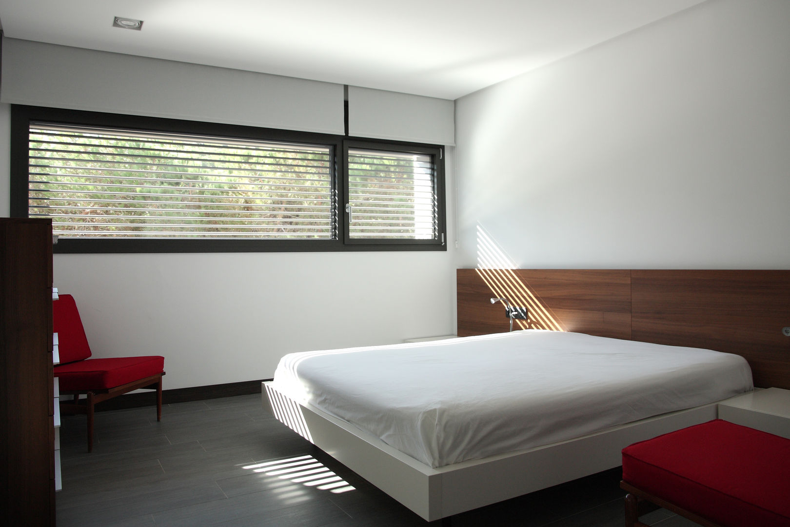 DO Alella House, EAIM Estudio de Arquitectura e Ingenieria Mirtolini EAIM Estudio de Arquitectura e Ingenieria Mirtolini Modern style bedroom