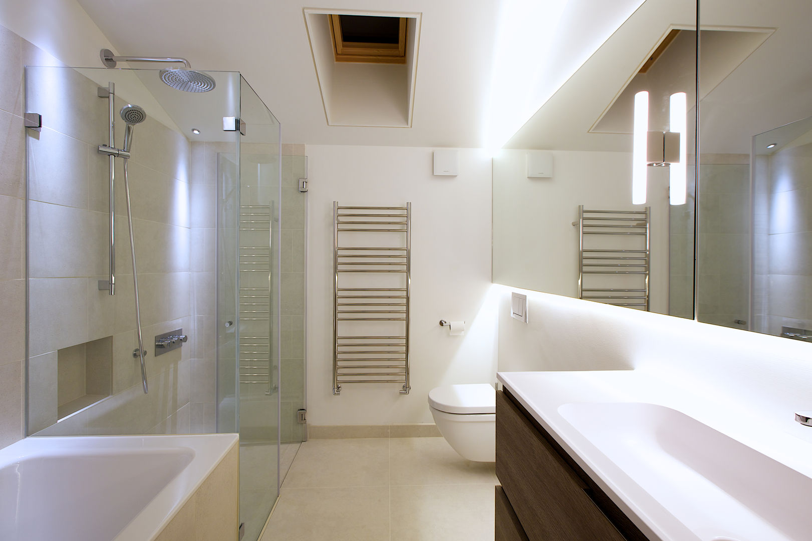​A bathroom at Bourne Lane House Nash Baker Architects Ltd Modern Banyo