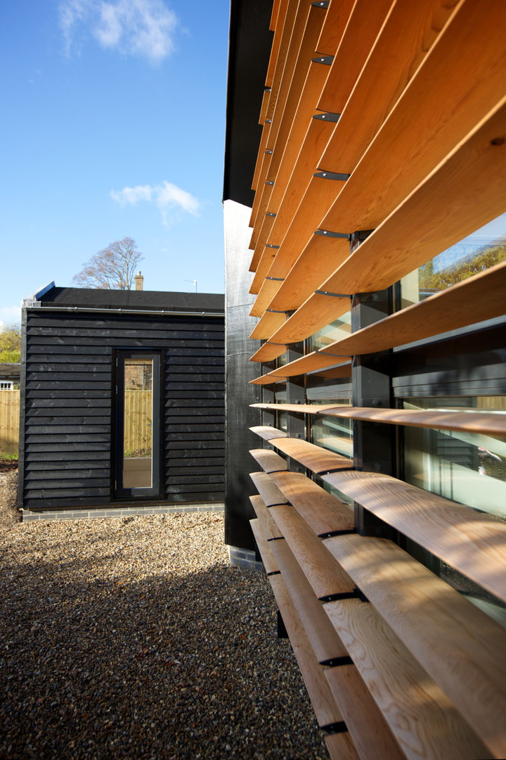 Detail of the front elevation of ​Bourne Lane eco-house in Kent Nash Baker Architects Ltd Modern houses Wood Wood effect