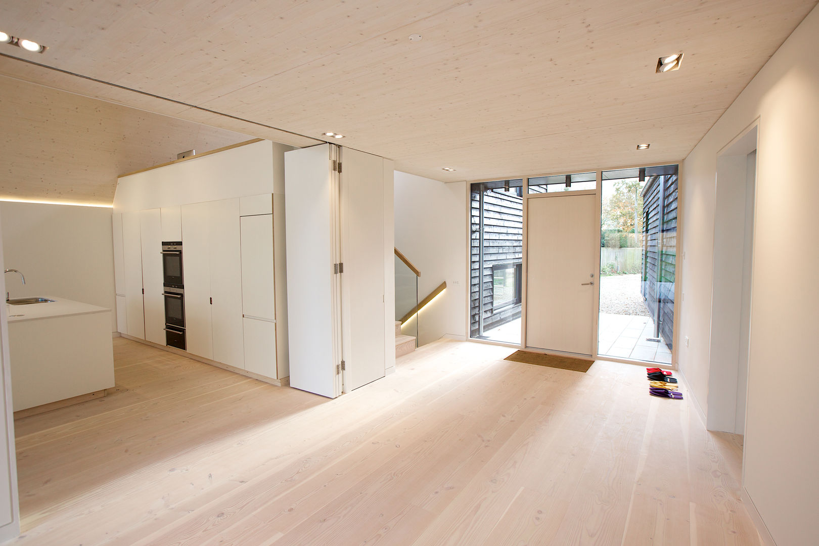 Entrance hall and stair well area at Bourne Lane House in Kent. Nash Baker Architects Ltd Modern Koridor, Hol & Merdivenler Ahşap Ahşap rengi