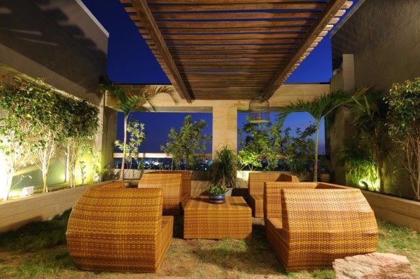 LIVING WITH NATURE, Archana Shah & Associates Archana Shah & Associates Modern balcony, veranda & terrace