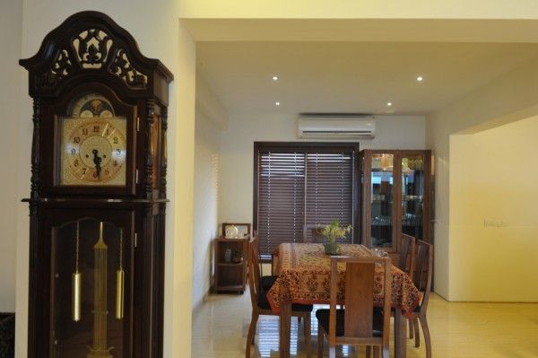 LIVING WITH NATURE, Archana Shah & Associates Archana Shah & Associates Modern dining room Furniture,Table,Houseplant,Wood,Building,Chair,House,Interior design,Living room,Floor