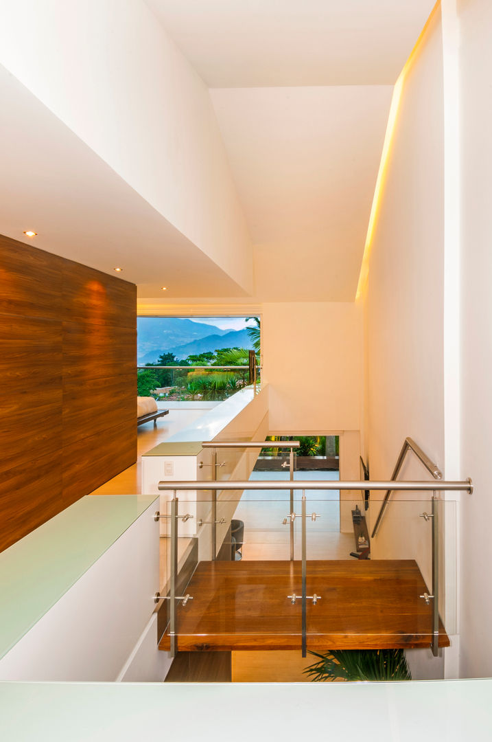 Casa Palmeral, FR ARQUITECTURA S.A.S. FR ARQUITECTURA S.A.S. Modern corridor, hallway & stairs