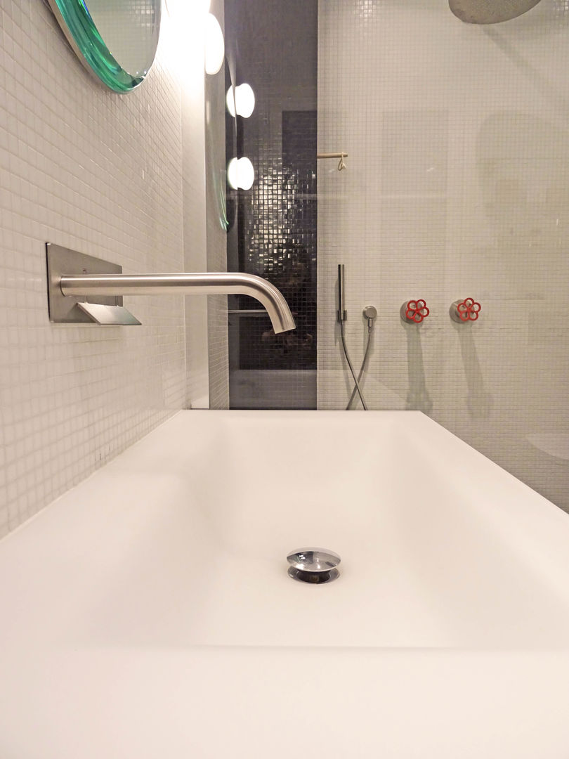 Salles de bains-Agence KP, Agence Karine Perez Agence Karine Perez Modern bathroom سرامک