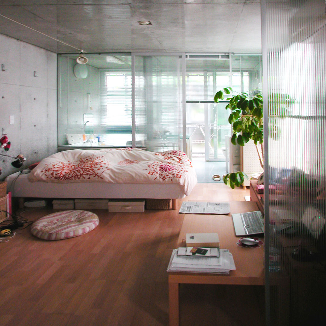 半透明の板塀で囲む住居 ユミラ建築設計室 モダンスタイルの寝室