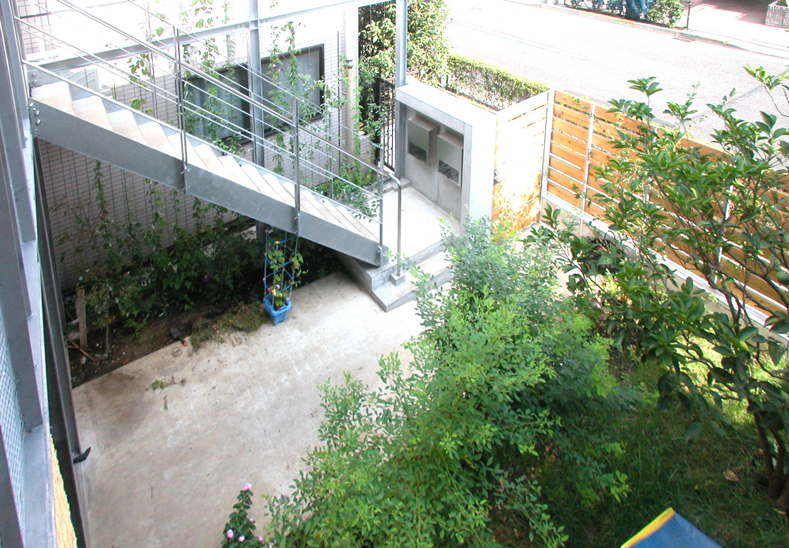 細長敷地の二世帯住宅, ユミラ建築設計室 ユミラ建築設計室 Balcones y terrazas modernos
