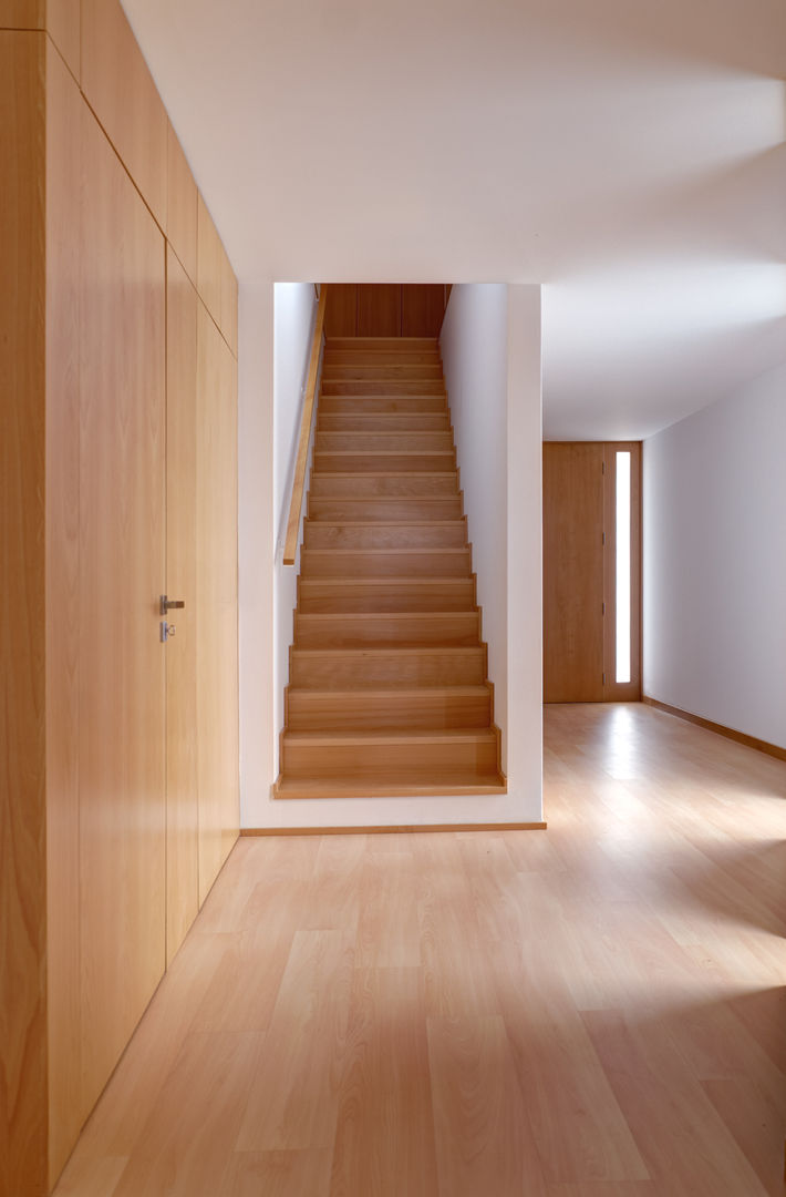 Casa BLS, m2.senos m2.senos クラシカルスタイルの 玄関&廊下&階段