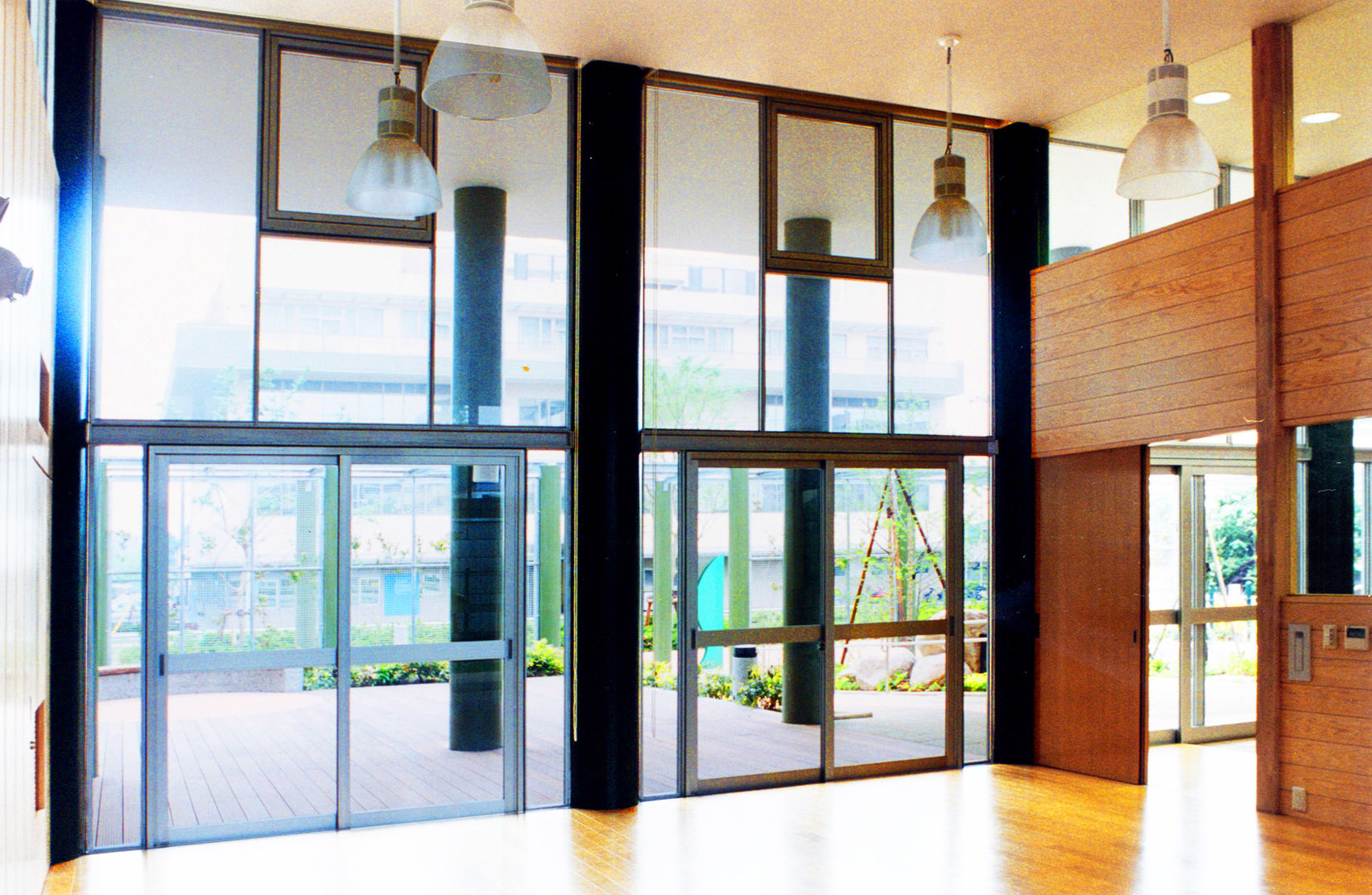 緑の回廊に建つ ユミラ建築設計室 モダンな 窓&ドア