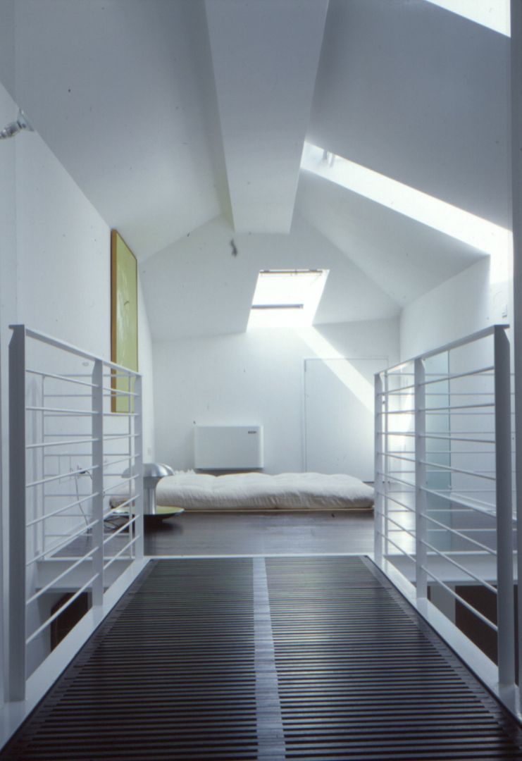 Una mansarda a Mantova, Benedini & Partners Benedini & Partners ミニマルスタイルの 寝室