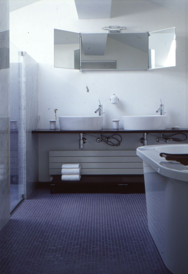 Una mansarda a Mantova, Benedini & Partners Benedini & Partners Minimalist style bathroom