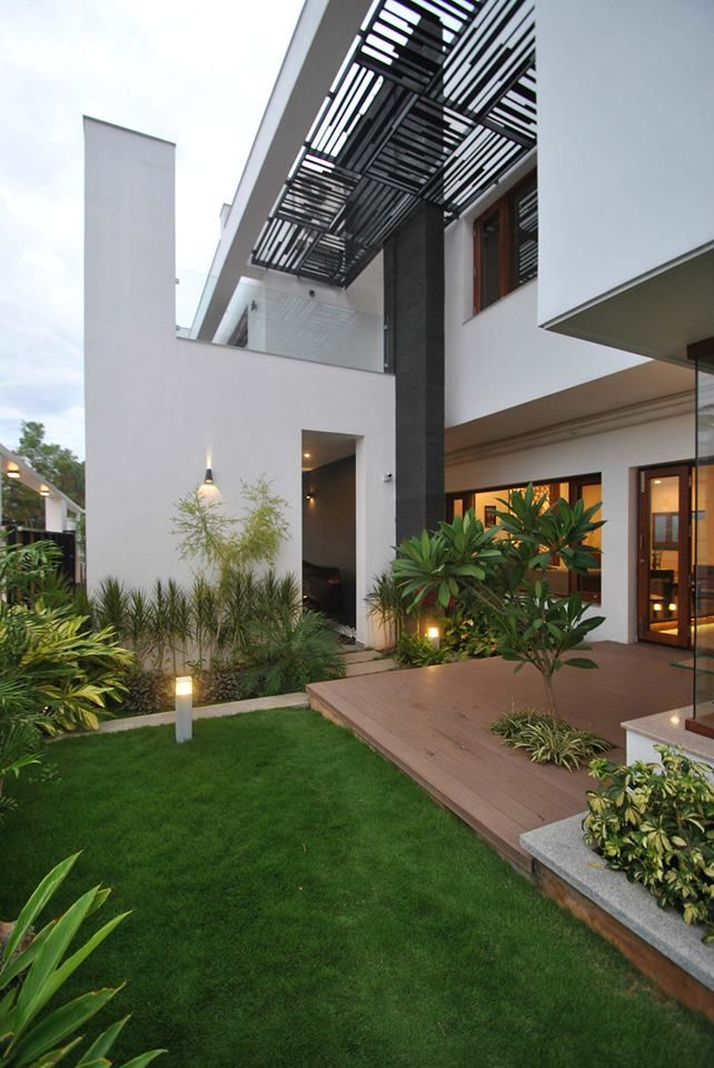 Mr & Mrs Pannerselvam's Residence, Murali architects Murali architects Moderner Balkon, Veranda & Terrasse