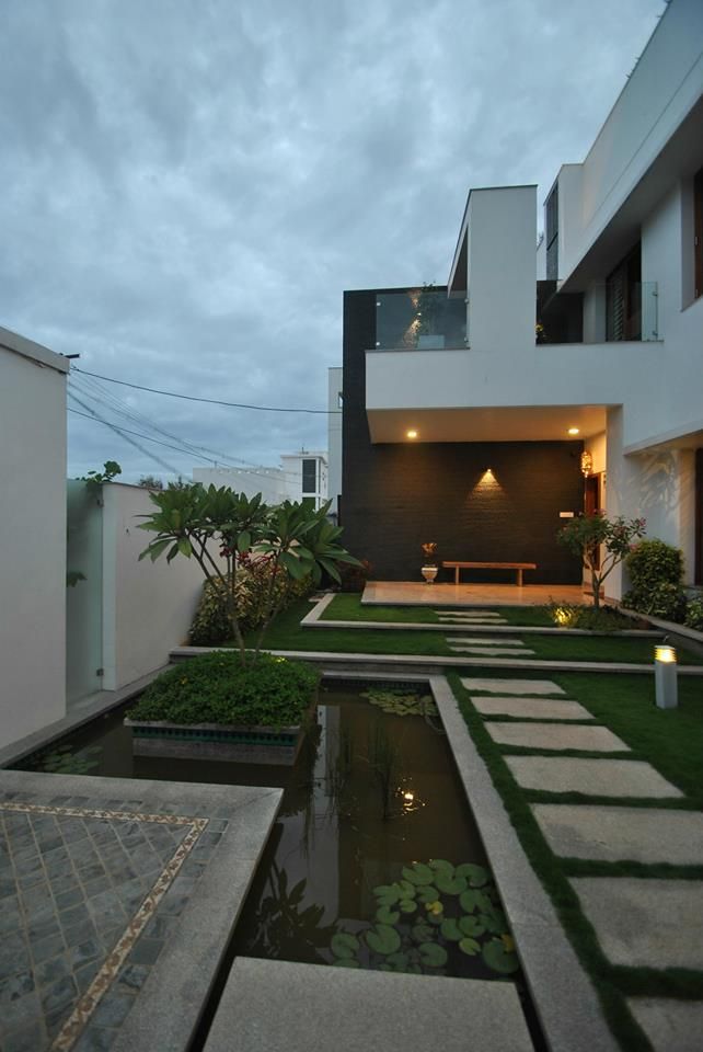 Mr & Mrs Pannerselvam's Residence, Murali architects Murali architects Balcones y terrazas modernos