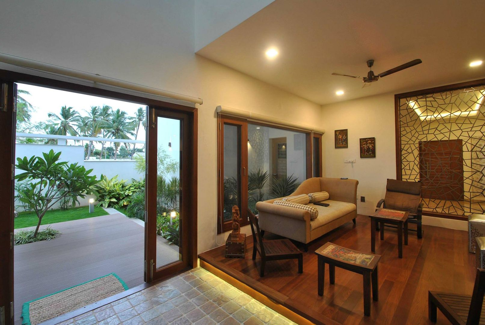 Mr & Mrs Pannerselvam's Residence, Murali architects Murali architects モダンデザインの リビング
