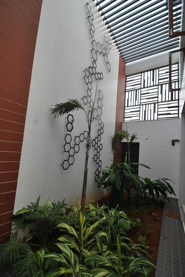 Mr & Mrs Pannerselvam's Residence, Murali architects Murali architects กำแพง