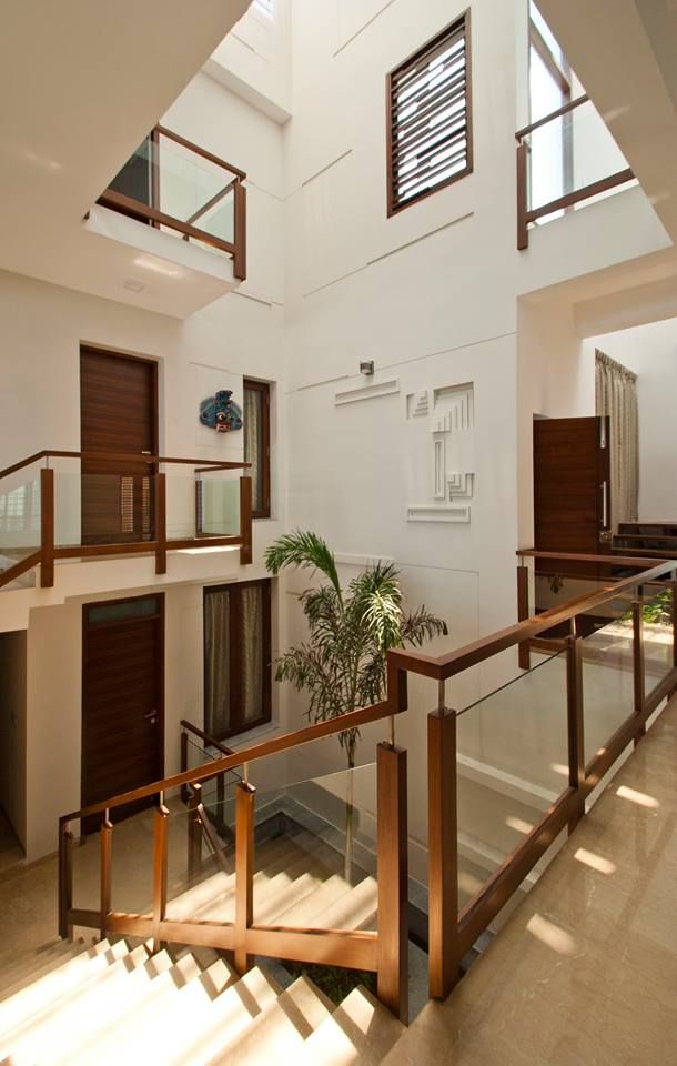 Sajeev kumar and family's Residence at Girugambakkam, Murali architects Murali architects モダンスタイルの 玄関&廊下&階段