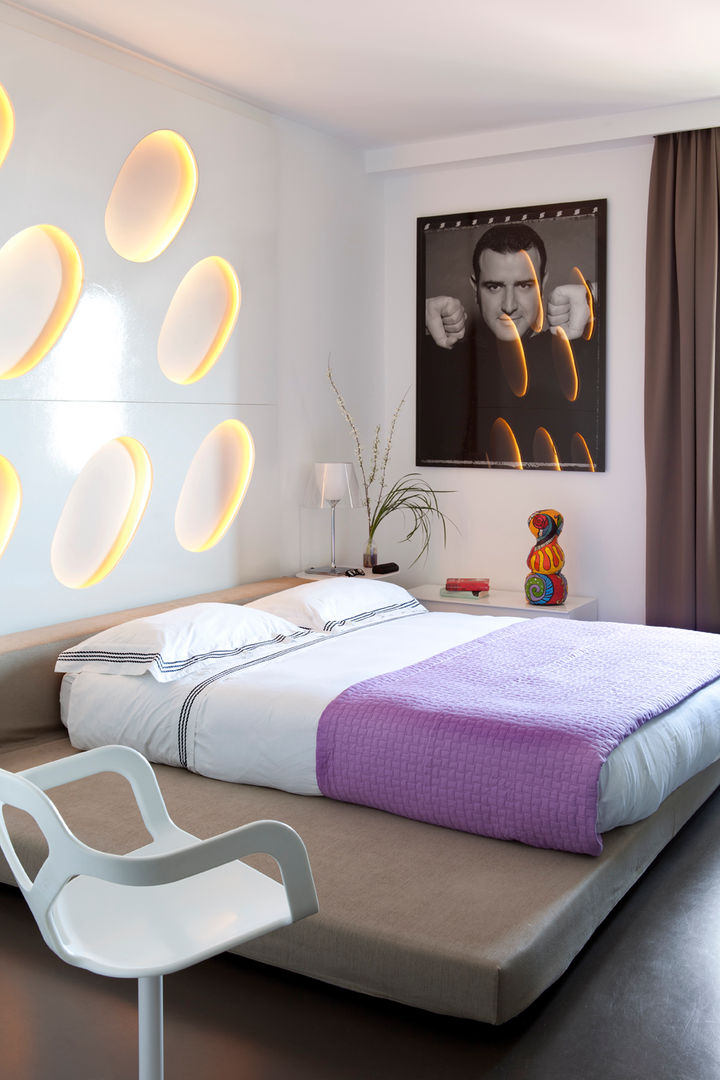 Forti contrasti sul golfo di Napoli, PDV studio di progettazione PDV studio di progettazione Eclectic style bedroom Beds & headboards