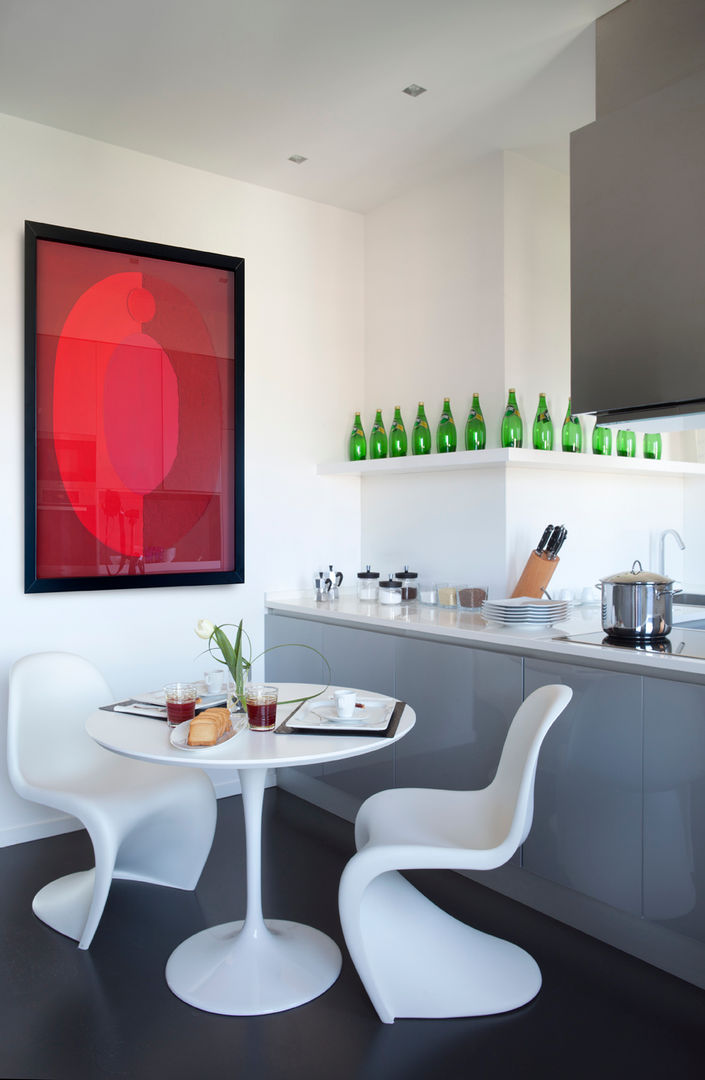 Forti contrasti sul golfo di Napoli, PDV studio di progettazione PDV studio di progettazione オリジナルデザインの キッチン テーブル＆椅子
