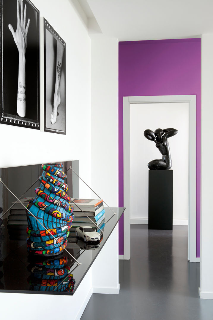 Forti contrasti sul golfo di Napoli, PDV studio di progettazione PDV studio di progettazione Eclectic style corridor, hallway & stairs Drawers & shelves