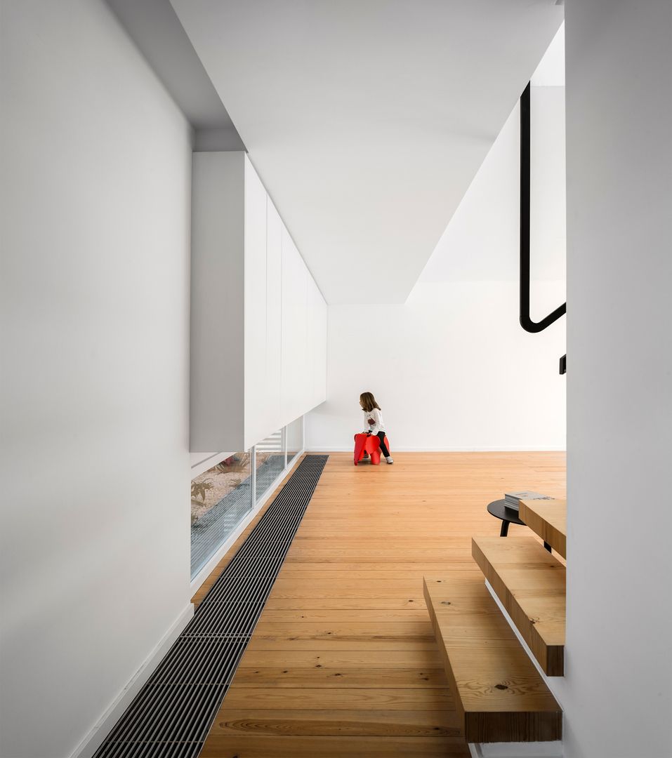 PROJECTO_CASAS EM BANDA | Setúbal | PT, OW ARQUITECTOS lda | simplicity works OW ARQUITECTOS lda | simplicity works Modern Corridor, Hallway and Staircase Solid Wood Multicolored