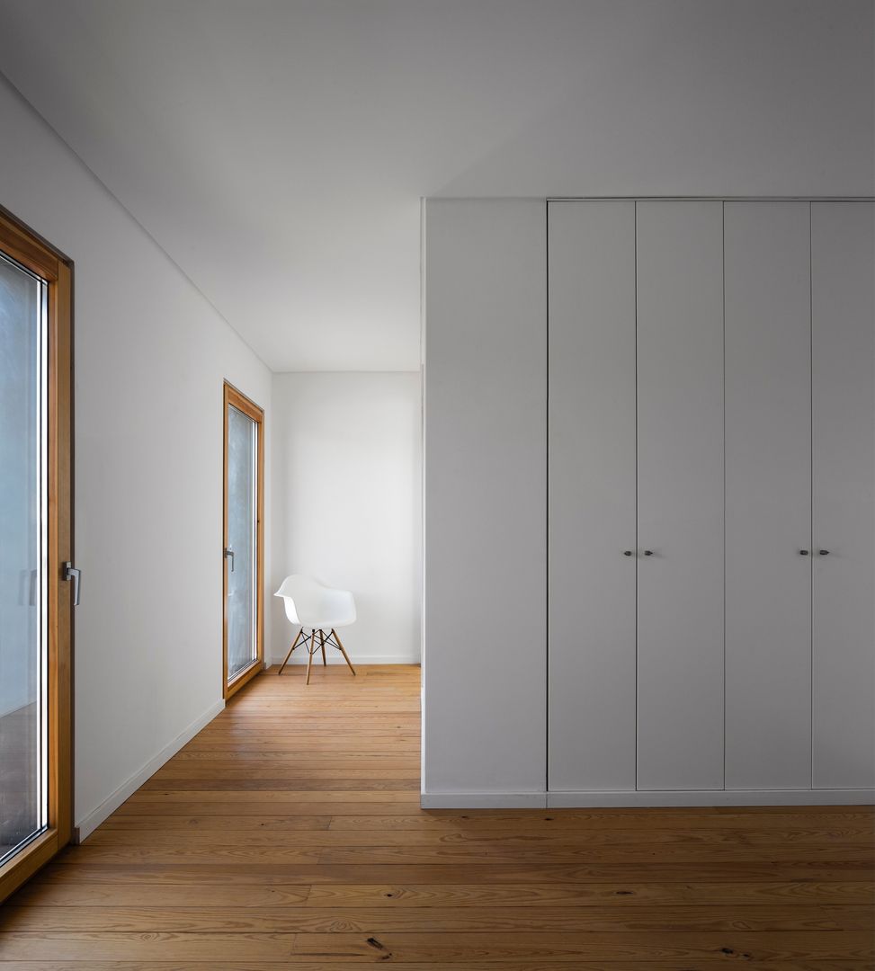 PROJECTO_CASAS EM BANDA | Setúbal | PT, OW ARQUITECTOS lda | simplicity works OW ARQUITECTOS lda | simplicity works Kamar Tidur Modern Parket Multicolored