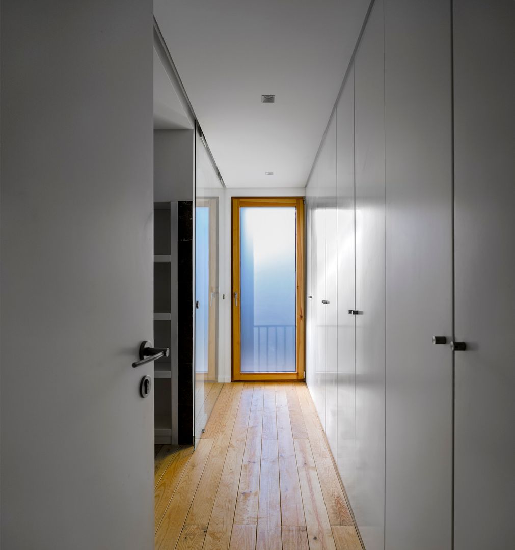 PROJECTO_CASAS EM BANDA | Setúbal | PT, OW ARQUITECTOS lda | simplicity works OW ARQUITECTOS lda | simplicity works Modern Giyinme Odası Masif Ahşap Rengarenk