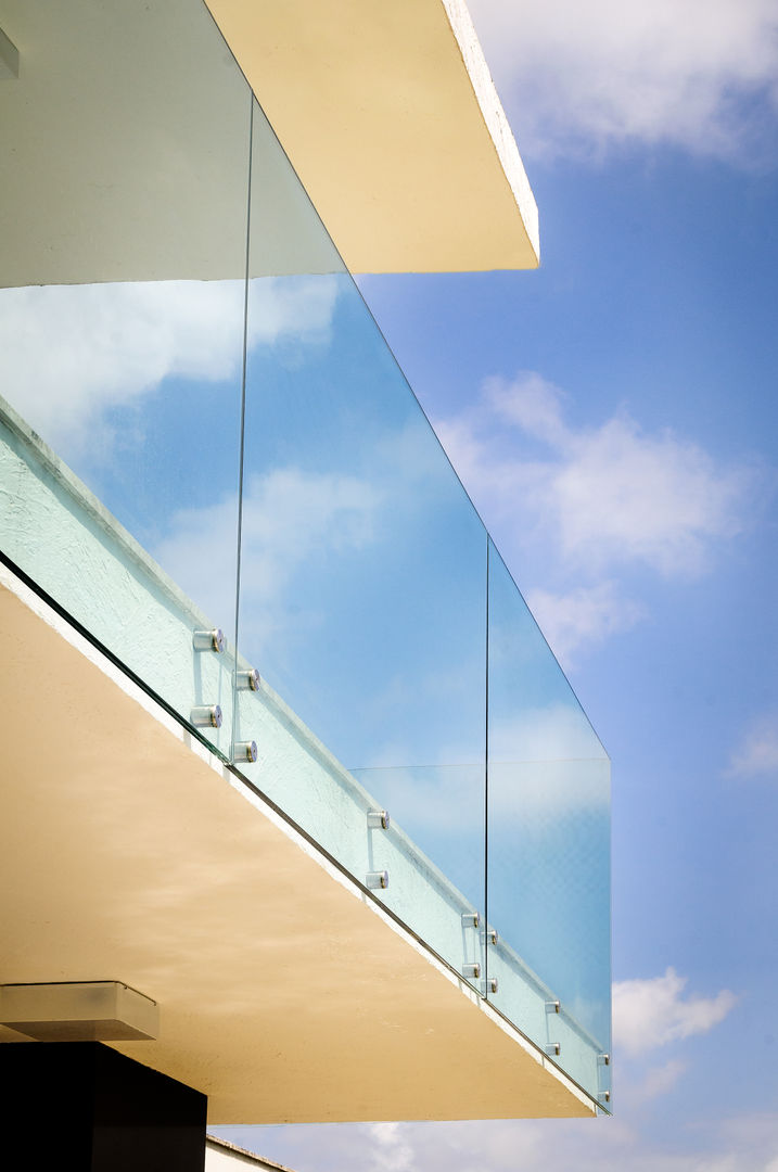 Casa TB, Renata Matos Arquitetura & Business Renata Matos Arquitetura & Business Modern style balcony, porch & terrace Glass