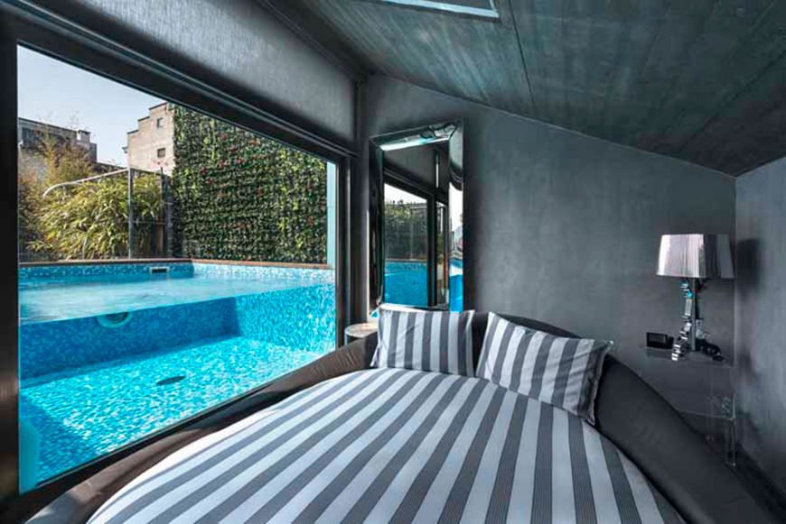 ​Loft in Torino, Lana_Savettiere Architetti Lana_Savettiere Architetti Camera da letto minimalista Edificio,Proprietà,Piscina,Azzurro,Finestra,Comfort,Ombra,Illuminazione,Interior design,Pianta