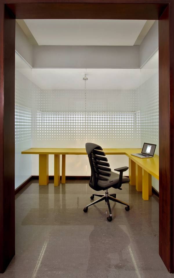 Babu Residence, Planet 3 Studios P Limited Planet 3 Studios P Limited Modern style study/office