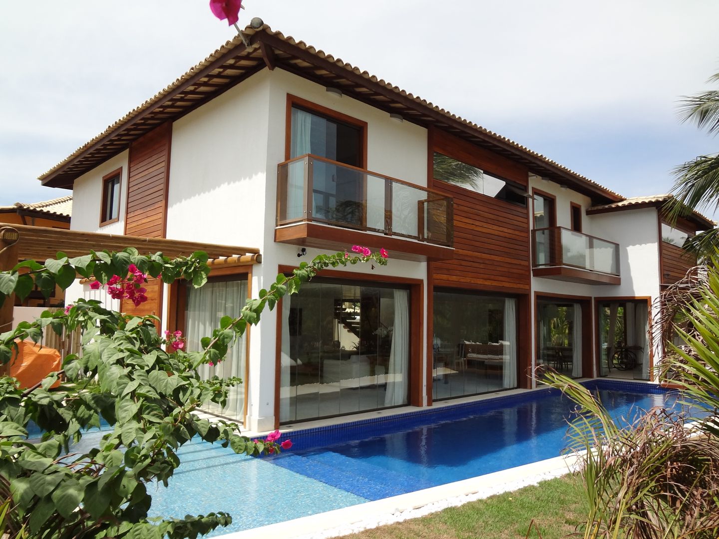 Residência de Praia, Tupinanquim Arquitetura Brasilis Tupinanquim Arquitetura Brasilis Casas rústicas Plantar,Construção,Propriedade,Céu,Água,Janela,casa,Flor,Cabana,Imobiliária