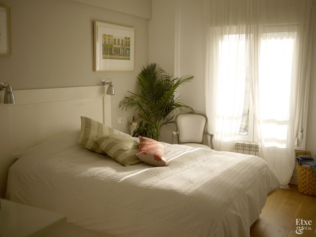 Detalle de la cama en el dormitorio principal. Etxe&Co Dormitorios mediterráneos Madera Acabado en madera