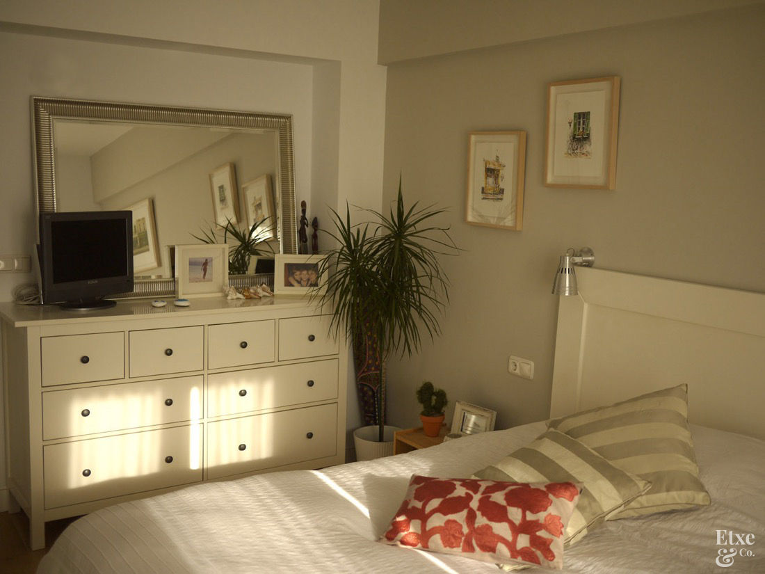 Reforma integral vivienda en Amara., Etxe&Co Etxe&Co Mediterranean style bedroom MDF