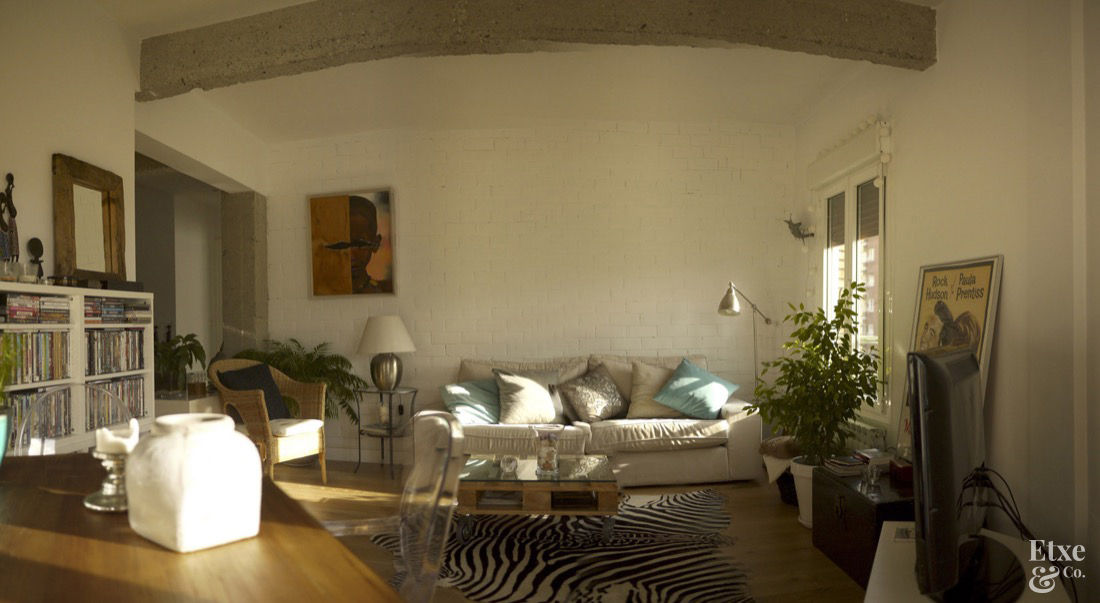 Reforma integral vivienda en Amara., Etxe&Co Etxe&Co Living room Bricks