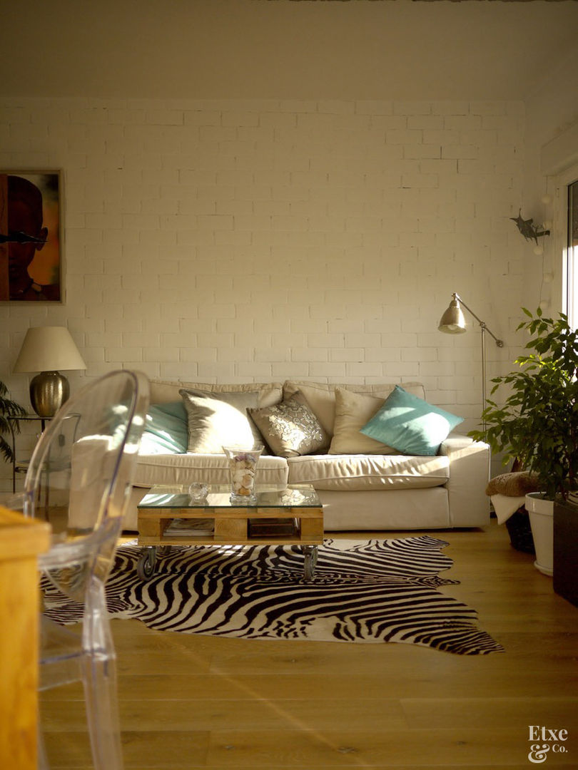 Detalle de la sala de estar. Etxe&Co Salas de estilo mediterraneo Ladrillos