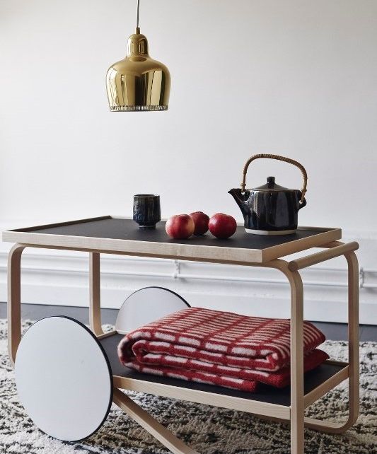 Tische, HELSINKI DESIGN HELSINKI DESIGN Ruang Keluarga Gaya Skandinavia Side tables & trays