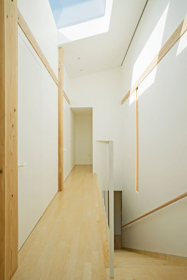 TIMBER DUPLEX 1 (중목구조 땅콩집 1), min workshop min workshop Moderne gangen, hallen & trappenhuizen