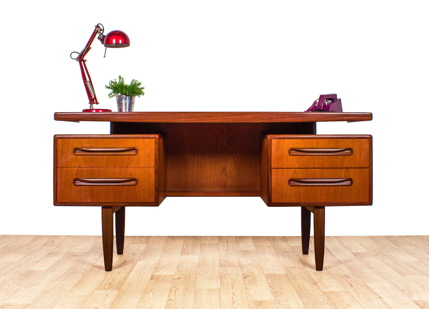 Desks & Office, RetroLicious Ltd RetroLicious Ltd Рабочий кабинет в стиле модерн Письменные столы