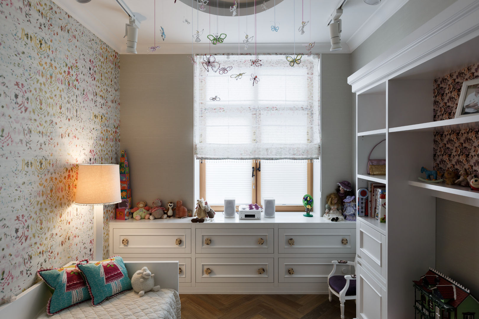 homify Modern nursery/kids room