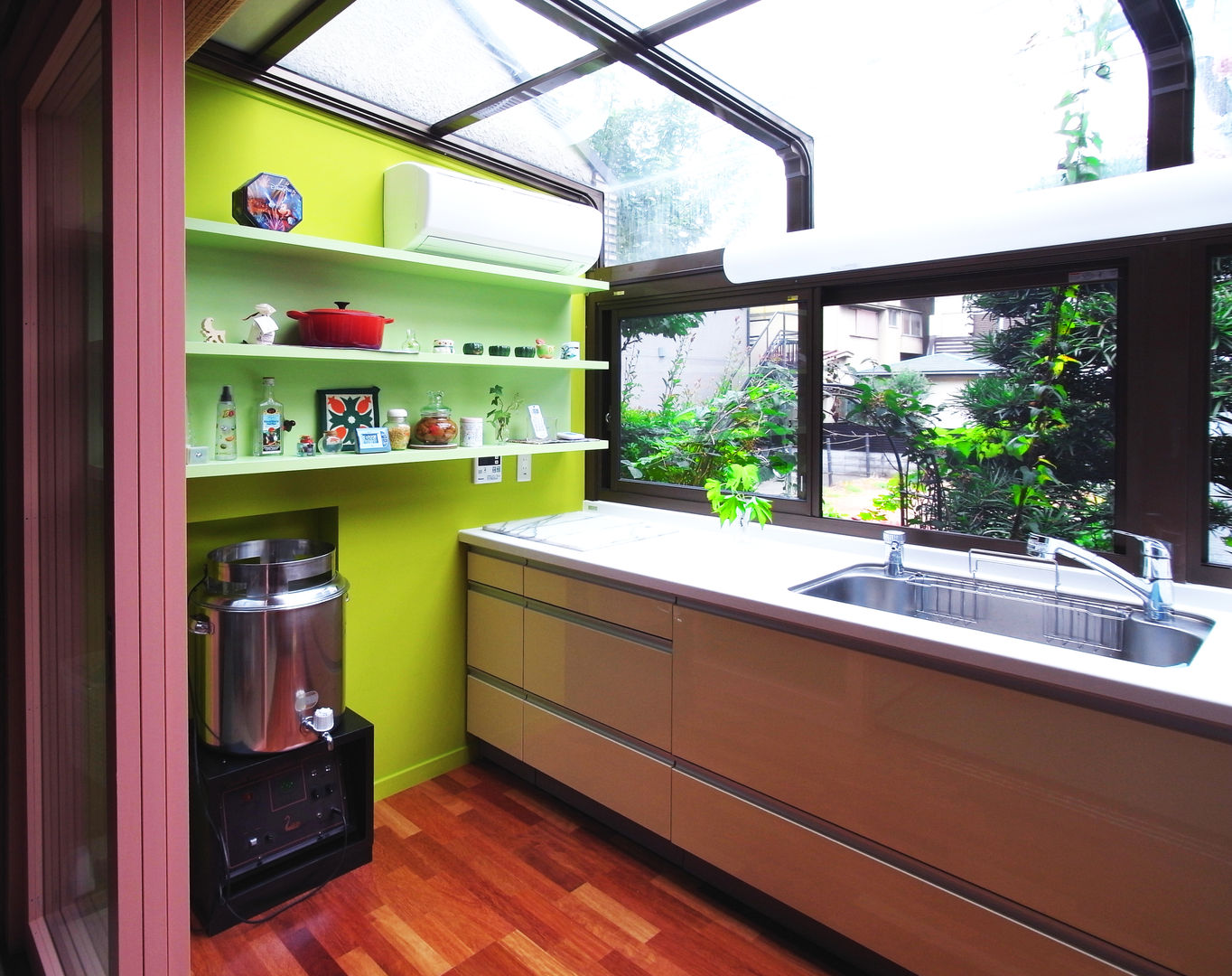 既存の温室を明るいキッチンに, ユミラ建築設計室 ユミラ建築設計室 Кухня в стиле модерн