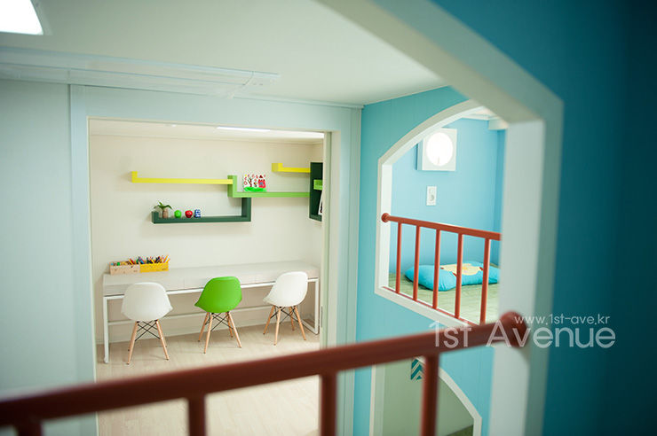 푸른 하늘을 그대로 담은 아이 다락방, 퍼스트애비뉴 퍼스트애비뉴 Dormitorios infantiles de estilo moderno