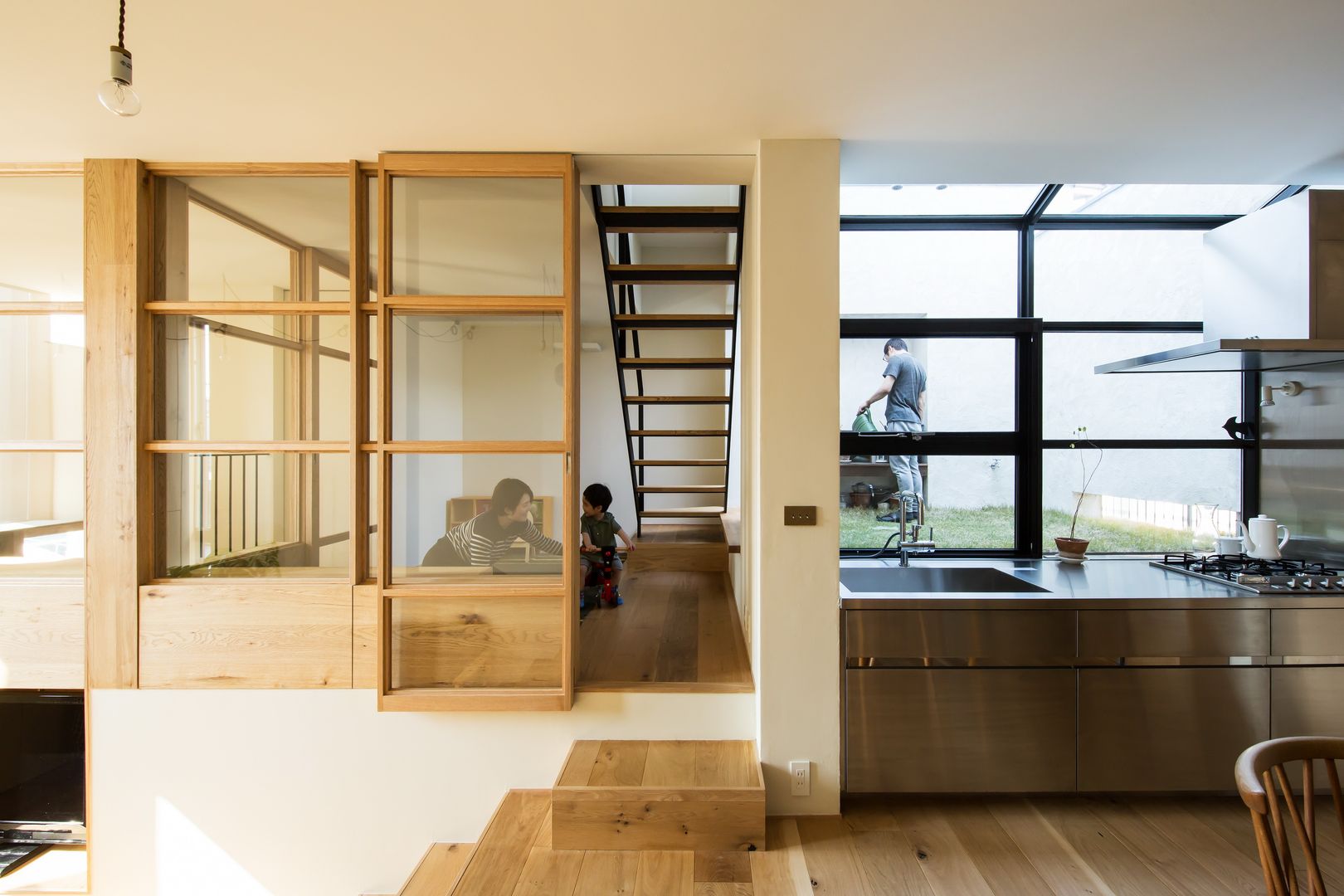 House in Funamachi, Mimasis Design／ミメイシス デザイン Mimasis Design／ミメイシス デザイン モダンデザインの リビング キッチン,ダイニング,木,フローリング,引き戸