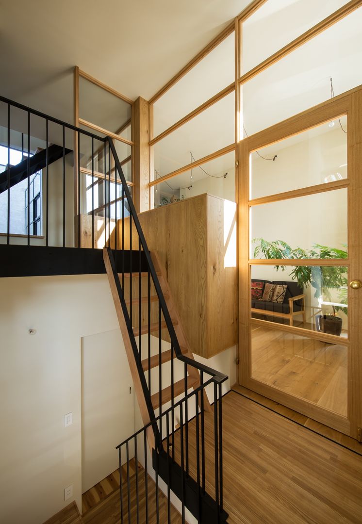 House in Funamachi, Mimasis Design／ミメイシス デザイン Mimasis Design／ミメイシス デザイン الممر الحديث، المدخل و الدرج