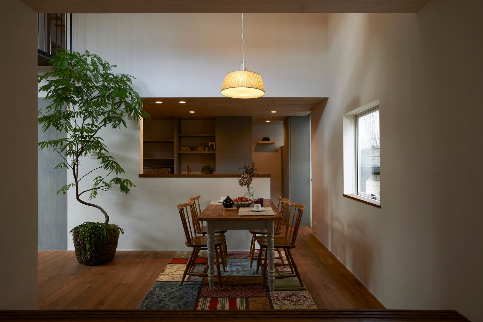 House in Nishitomigaoka, Mimasis Design／ミメイシス デザイン Mimasis Design／ミメイシス デザイン モダンデザインの ダイニング 木 木目調 ダイニング,おしゃれなダイニング,天井の高いダイニング,カウンターキッチン